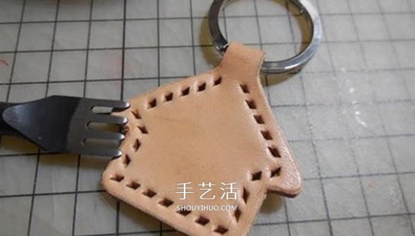 How to make your own leather keychain, how to make a handmade leather keychain