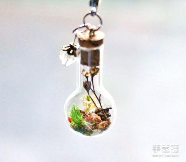 Handmade jewelry: a necklace made by putting dried flowers in a glass container