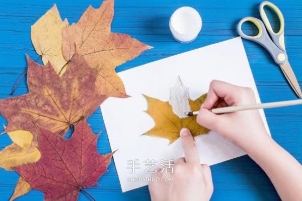 Simple Halloween ghost making method for children to make fallen leaf ghosts