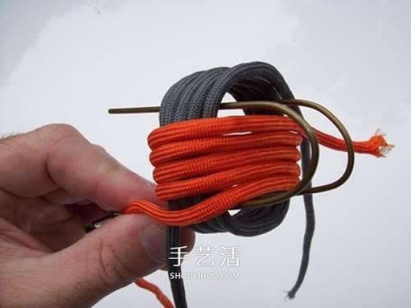 Picture of knitting a ball pendant with paracord, how to knit a ball pendant with paracord法