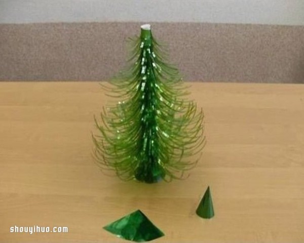 Illustrated tutorial on how to make a Christmas tree from a Sprite bottle