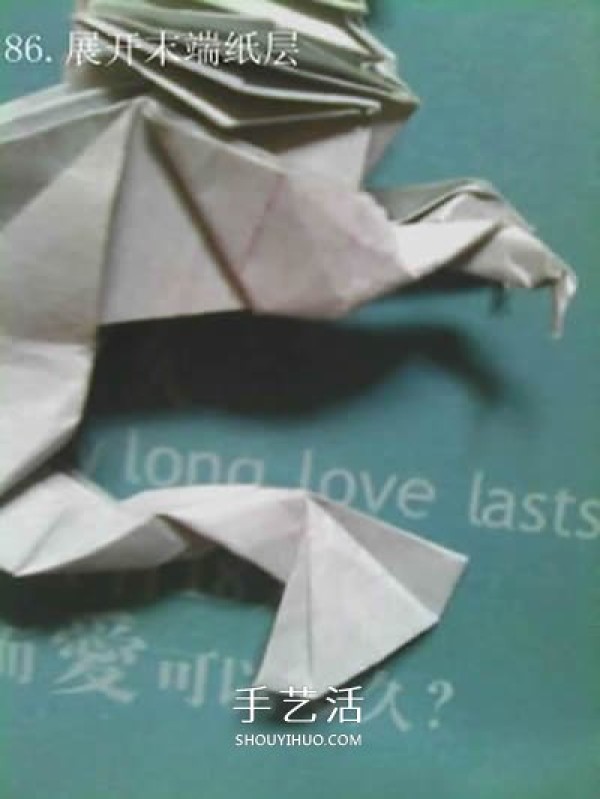 Super multi-step origami tutorial! Illustration of the origami method of a beautiful seahorse