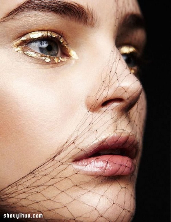 Year-end party must-haves: bold and eye-catching metallic eye makeup