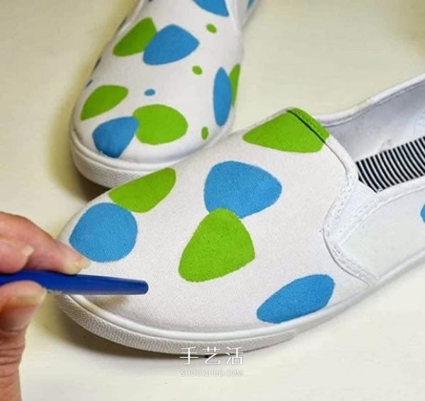 How to transform white canvas shoes by hand painting to transform white canvas shoes