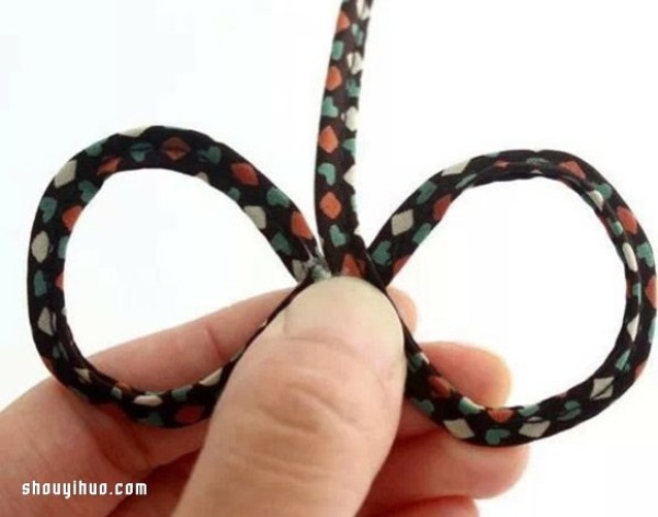 Illustration of how to make fabric bow hairpins