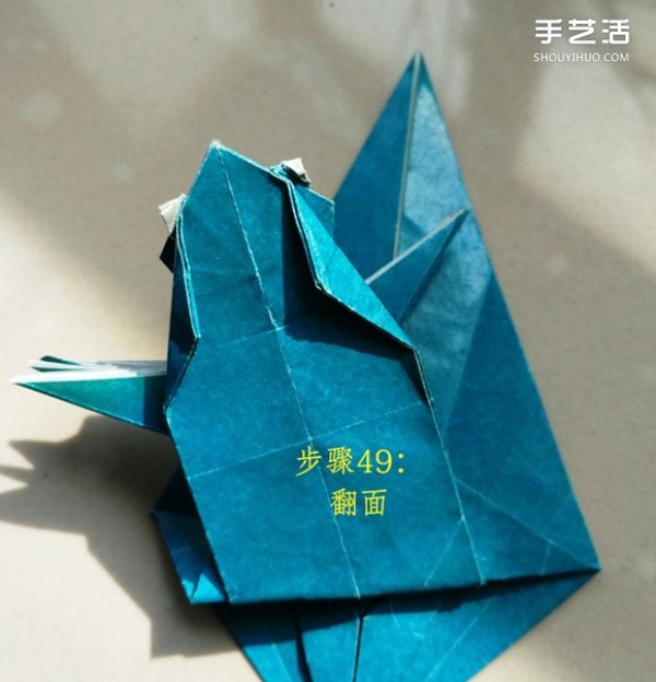 The folding method of the frog on the leaf illustrates the process of the frog on the origami leaf