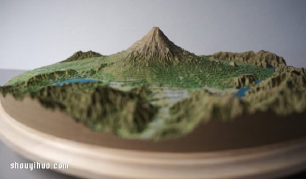 Stack the handmade paper models of Mount Fuji layer by layers according to the contours