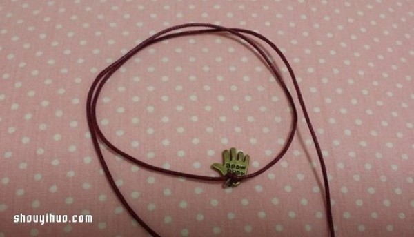 Super simple DIY charm bracelet! Just tie 2 knots and you’re done! 