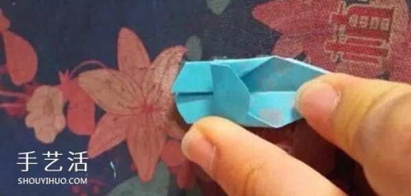 A piece of paper to fold a clover, the origami steps are very simple