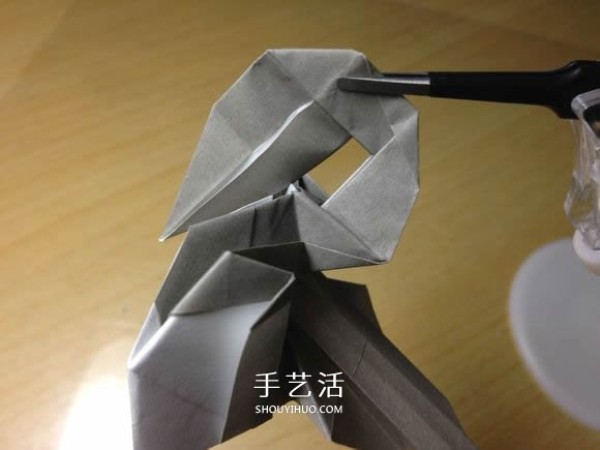 The origami method of an excavator illustrates the folding process of a manual excavator