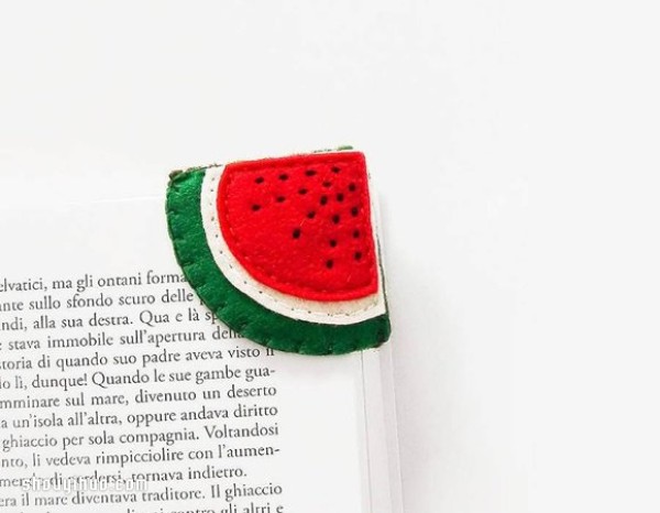 Non-woven fabric and wool felt hand-sewn fruit-shaped page corner bookmark