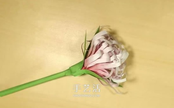 Illustration of how to make three-dimensional chrysanthemums from colored paper during the Double Ninth Festival