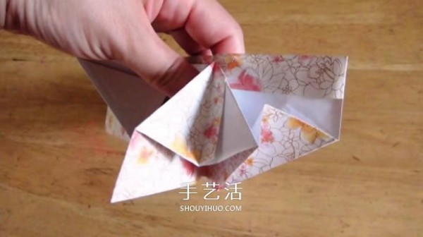 Detailed step-by-step diagram of the folding method of hand-made origami rice dumplings for the Dragon Boat Festival