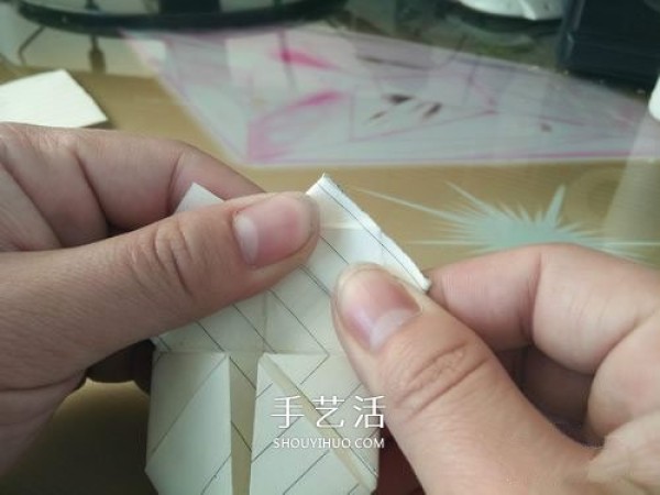 The moving origami pig illustrates the steps of folding the moving pig