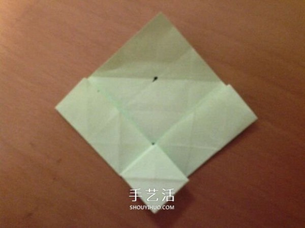 How to fold a lucky four-leaf clover and how to make an origami four-leaf clover step by step" border= "0" width="580" height="407" src="https://img.111diy.com/timthumb.php?src=/d/file/20220112/uwm5wduihyd.jpg" /></p>
<p>Fold the other half inward as well. </p>
<p align="center"><img alt="Illustration of how to fold a lucky four-leaf clover Step by step diagram of how to make origami four-leaf clover"  alt=