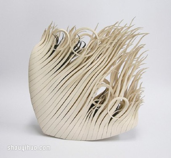 The ceramic works that seem to be alive present a soft and beautiful effect like paper art