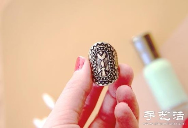 Nail polish DIY method to transform metal rings