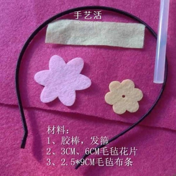 Simple hand-made felt flowers are pasted on hair hoops for decoration