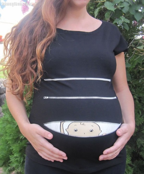 Fun T-shirt for pregnant women: Please wait patiently while downloading the baby!