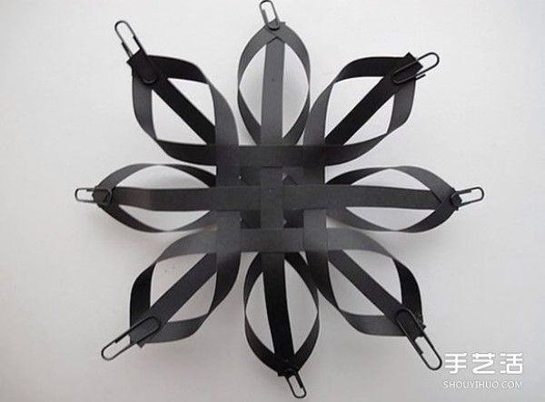 How to make origami snowflakes from paper strips and illustrate the folding steps of three-dimensional snowflakes