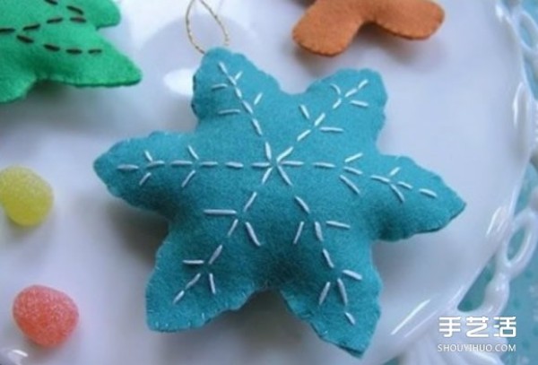 The production of Christmas-themed non-woven snowflakes, Christmas trees and gingerbread man pendants