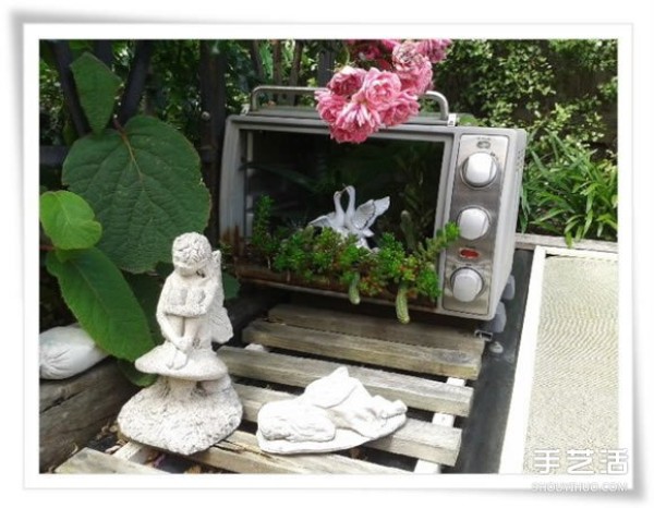 Micro Garden: Beautiful Bonsai Made by Renovating Used Toasters