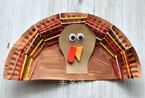 Illustration of a simple and creative hand-making method of paper plate turkey