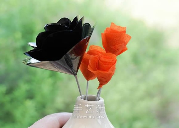 Illustrated tutorial on how to make beautiful roses with VHS tapes