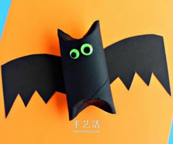 Handmade cute Halloween bats using toilet paper core waste