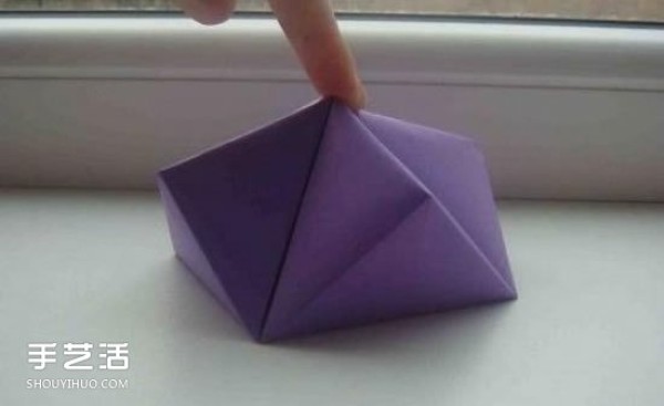 Illustration of the folding method of a small geometric gift box and the steps of hand-made origami candy box