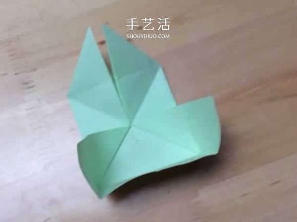 How to fold a spinning paper top with a simple flower-shaped top origami tutorial