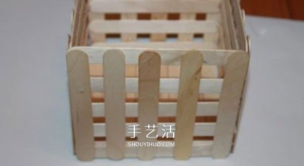 How to use ice cream sticks to make storage baskets. Illustrations of childrens homemade small baskets.