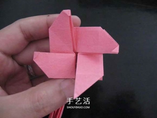 Giving a small gift to your first love! Illustration of how to fold an origami rose ring