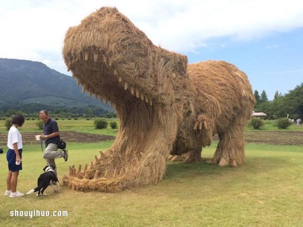 Japanese Rice Straw Art Festival uses useless straw to make large sculptures