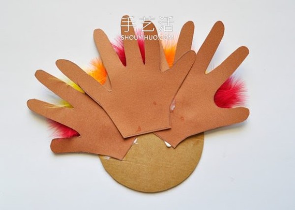 Tutorial on how to make a handmade Thanksgiving cardboard turkey in kindergarten