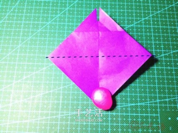 Illustration of how to fold a three-dimensional car, how to fold a hand-made origami car