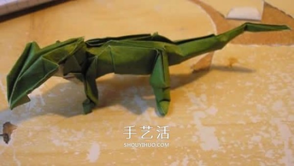 Step-by-step diagram of folding three-dimensional lizard, process of hand-made origami lizard