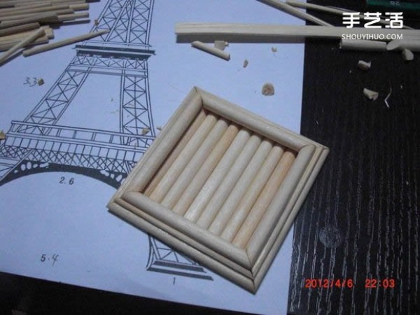 A detailed illustrated tutorial on making a model of the Eiffel Tower using chopsticks and bamboo skewers