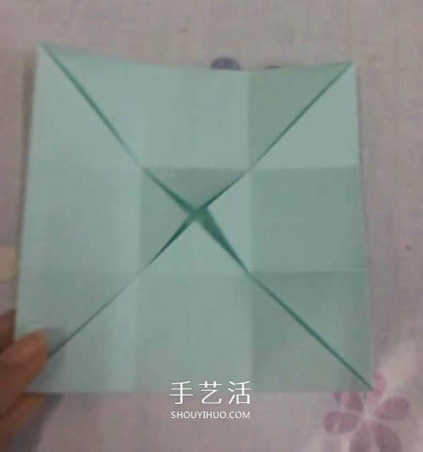 The folding method of the square packaging box with lid also includes the bow tie on the lid