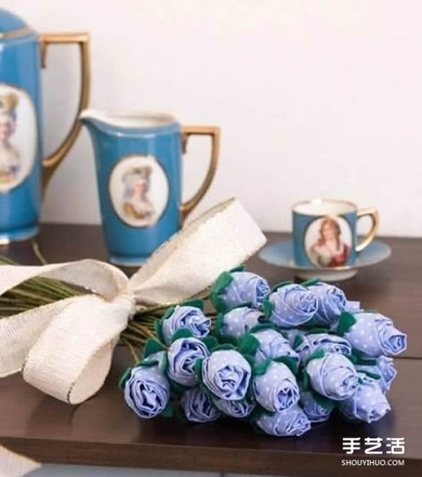 Illustration of steps on how to make fabric roses from a non-woven rose bouquet