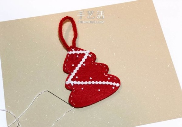 Illustrations of super cute handmade Christmas tree pendants made of non-woven fabrics