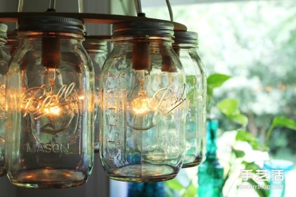 Use glass jar waste to make a small Christmas romantic mood lamp