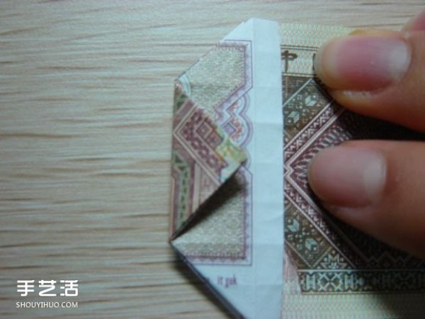 Paper money origami camera illustration and a detailed explanation of how to fold a dollar bill into a camera