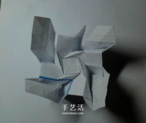 Illustration of folding method of beautiful four-cornered rose transformed from Fukuyama rose