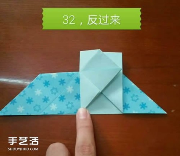 Illustration of how to fold a butterfly flying into a heart, step-by-step instructions for origami with a butterfly heart