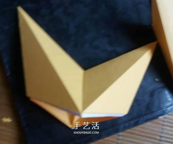 How to use cardboard to make a three-dimensional five-pointed star. Illustration of the folding method