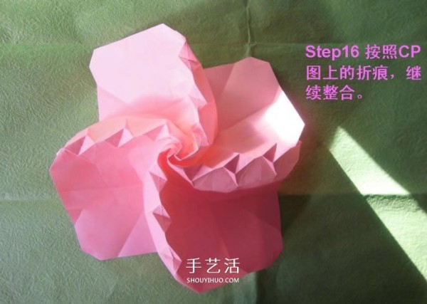 How to fold a wine glass rose and illustrate the process of handmade origami wine glass roses