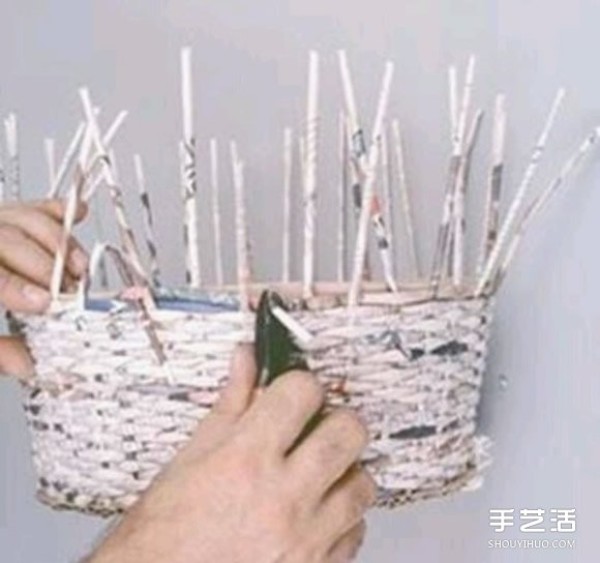 The old newspaper basket weaving method uses cardboard as the bottom of the basket