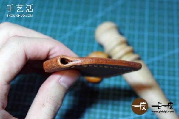 Handmade leather key bagMaking tutorial DIY key bag tutorial illustration