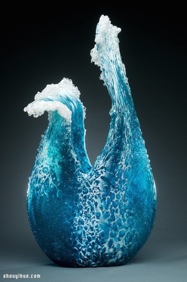 Magnificent glass sculpture vase brings the stormy waves into the living room! 